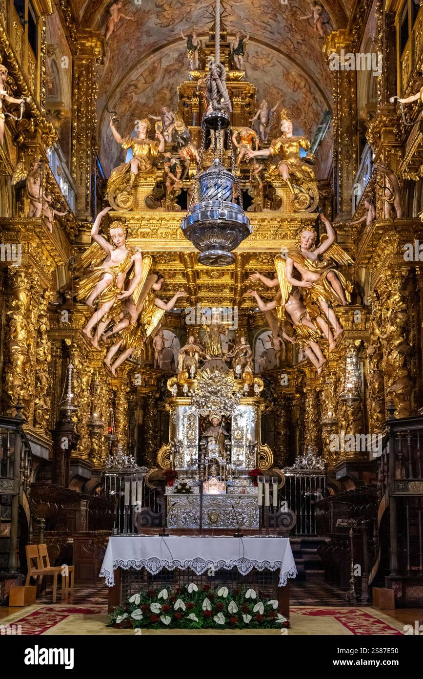 Altare e cappella principale e baldacchino del XVII secolo riformato durante il periodo barocco, Cattedrale di Santiago de Compostela, Santiago de Compostela, provincia di la Coruña, Galizia,. Foto Stock