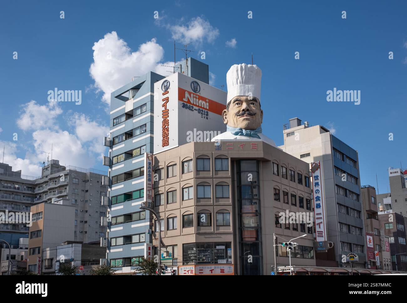 Gli chef giganti si dirigono all'edificio Niimi in Kappabashi Dori Kitchen Street Asakusa Tokyo Giappone Foto Stock