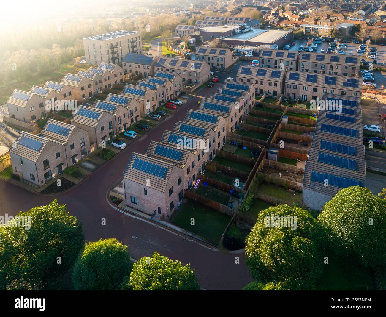 SELBY, REGNO UNITO - 16 GENNAIO 2025. Una nuova costruzione di abitazioni con abitazioni economiche ed ecocompatibili dotate di pannelli solari sul tetto e idrogeno b Foto Stock
