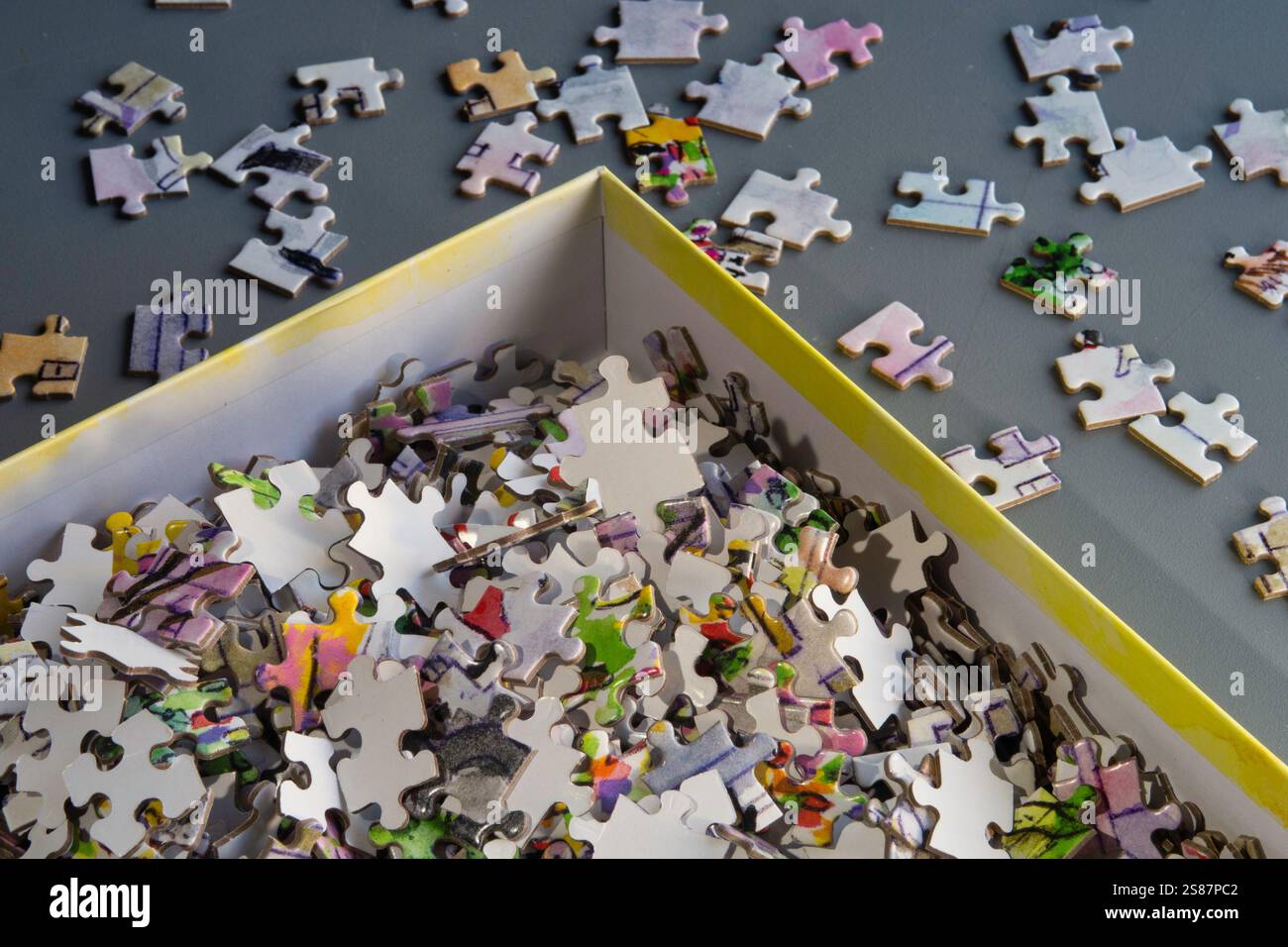 Seghetto alternativo pezzi del puzzle smontati in una scatola e su una tavola di assemblaggio, USA 2025 Foto Stock