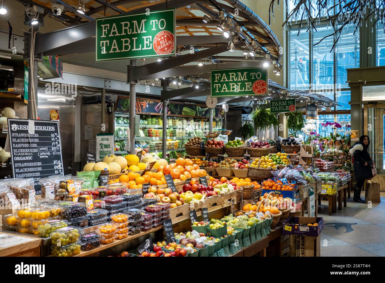 Zabar's Farm to Table, area di frutta e verdura nel Grand Central Market, 2025, New York City, USA Foto Stock