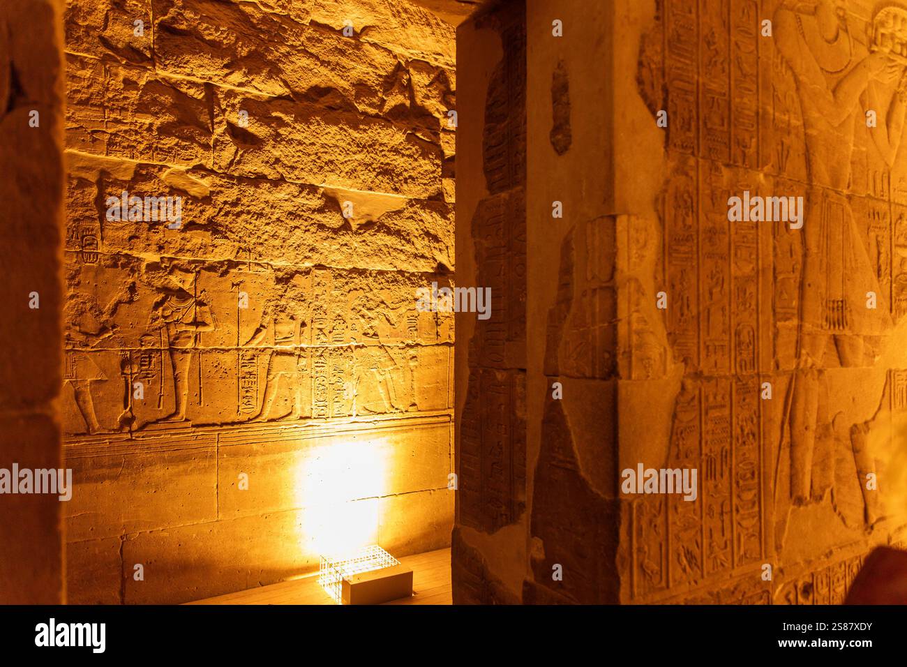 Assuan, Egitto; 18 gennaio 2024: Studiare le iscrizioni del tempio di file, con i geroglifici di Iside. Queste antiche iscrizioni coprono. Foto Stock