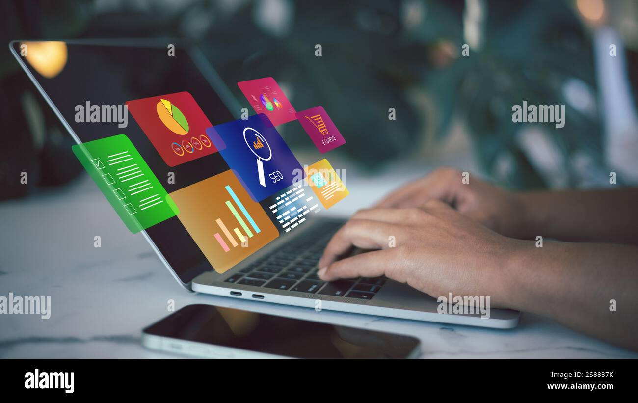 SEO, pianificazione del marketing, le persone usano il motore di ricerca per cercare informazioni, usano la console Web per i dati, cercano uomini d'affari su dati su schermi virtuali Foto Stock