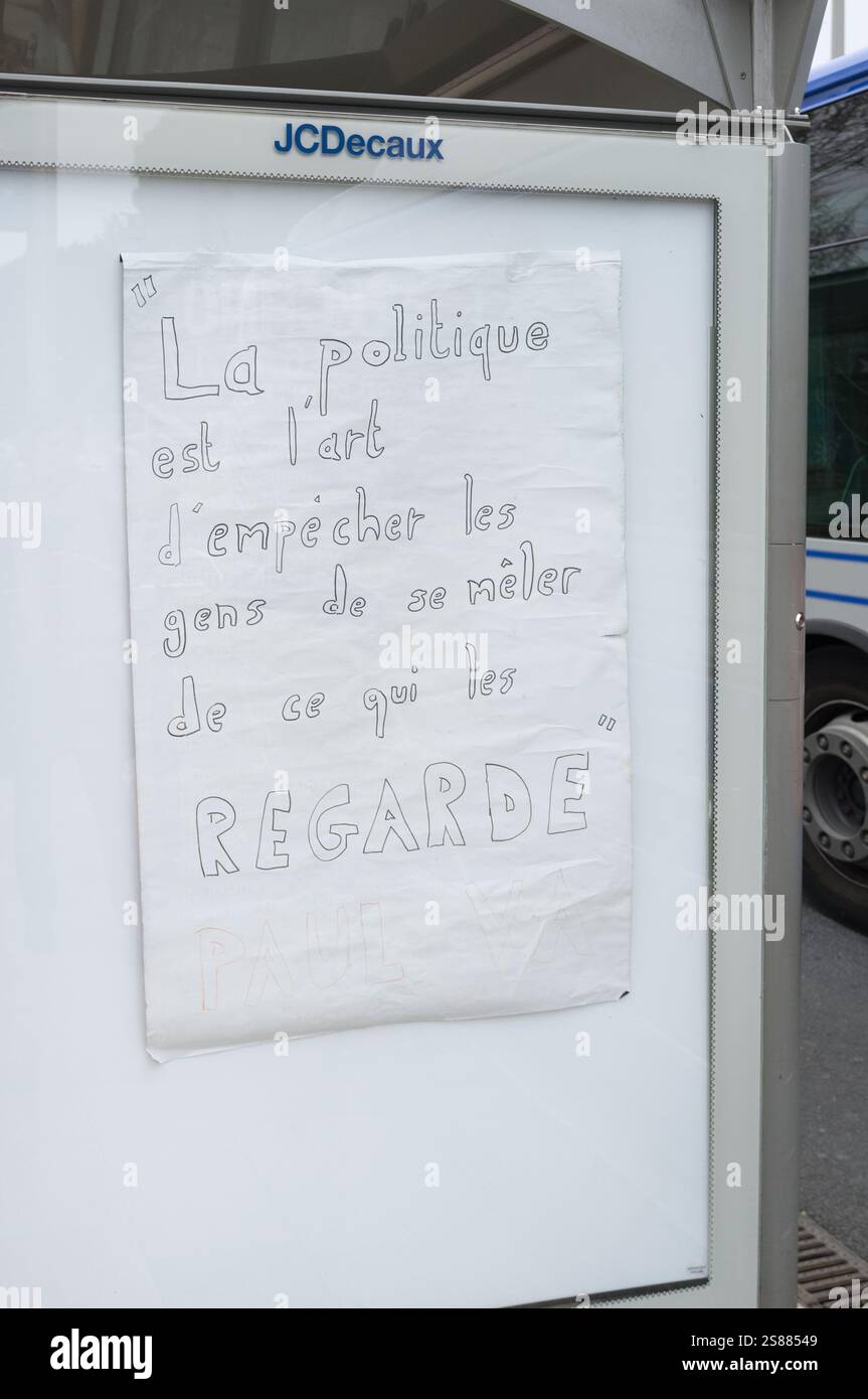 Slogan politico su un cartellone presso una fermata dei trasporti pubblici dopo che il poster iniziale è stato rimosso. Montpellier, Occitanie, Francia Foto Stock