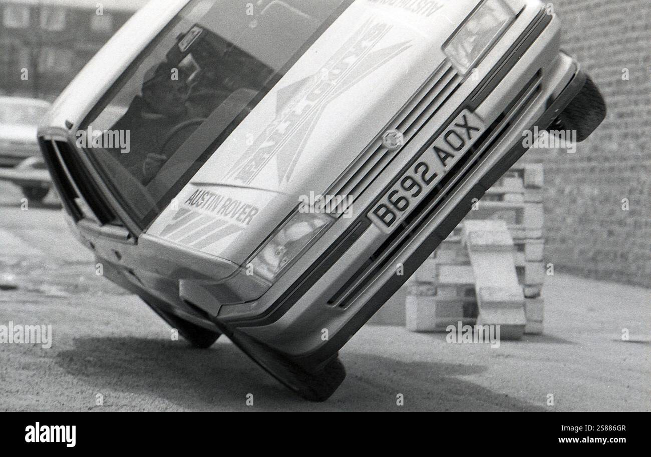 1985, vettura MG Austin Rover guidata lateralmente su due ruote da un pilota acrobatico, Inghilterra, Regno Unito. Foto Stock