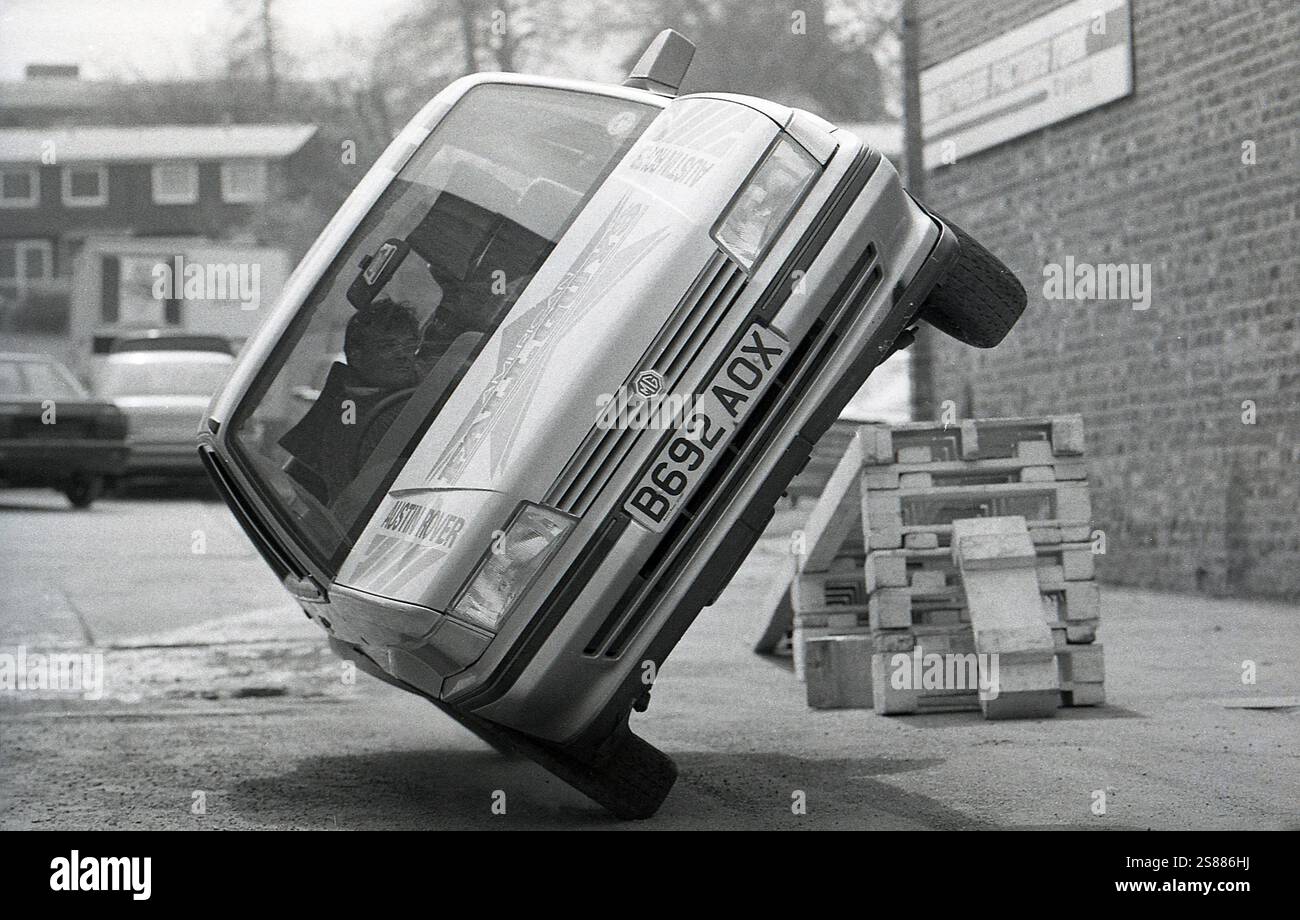 1985, un'auto Austin Rover MG prodotta in Britsh che viene guidata lateralmente su due ruote da un pilota acrobatico, Inghilterra, Regno Unito. Foto Stock