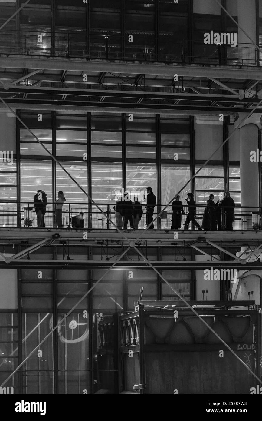 Parigi, Francia - 14 dicembre 2024: Veduta dei visitatori al Centro Pompidou mentre fumano e parlano all'aperto a Parigi Francia Foto Stock