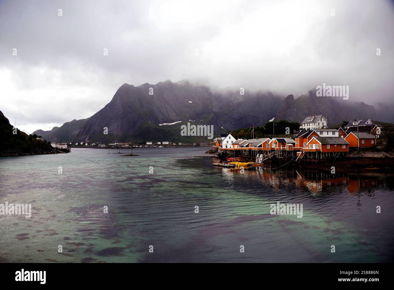Stelzenhäuser direkt am Wasser früher sicher die schnellste Verbindung zwischen den Orten. An der E10 kurz hinter Moskenes. Lofoten, Norwegen norwegen 2022 01 *** Stilt ospita proprio sul bordo delle acque in passato certamente il collegamento più veloce tra i luoghi della E10 subito dopo Moskenes Lofoten, norvegia 2022 01 Foto Stock