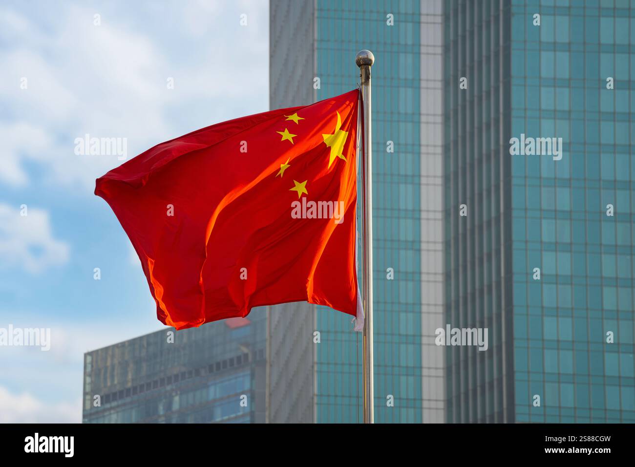 Shanghai, Cina. 8 gennaio 2025. vista della bandiera cinese che sventola nel cielo Foto Stock