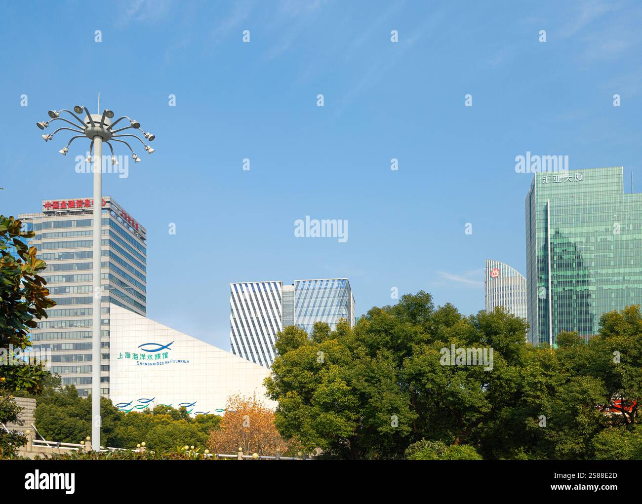 Shanghai, Cina. 8 gennaio 2025. Vista esterna dell'Acquario dell'Oceano di Shanghai nel centro città Foto Stock