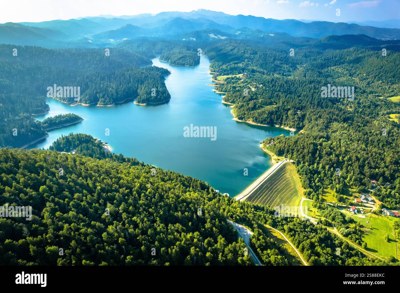 Lago Lokvarsko e verde natura di Gorski Kotar vista aerea, regione montana della Croazia Foto Stock