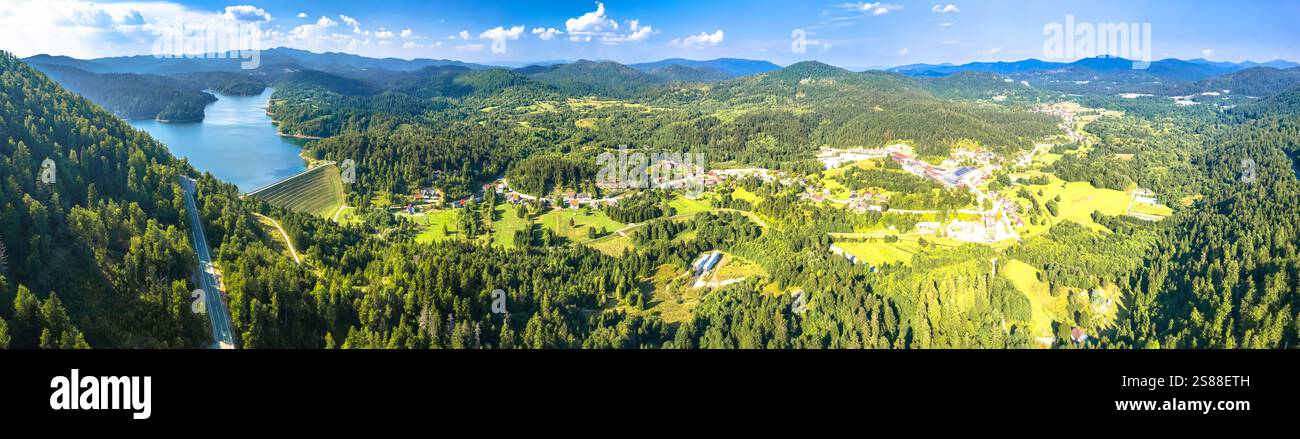 Lago Lokvarsko e verde natura di Gorski Kotar vista panoramica aerea, regione montana della Croazia Foto Stock