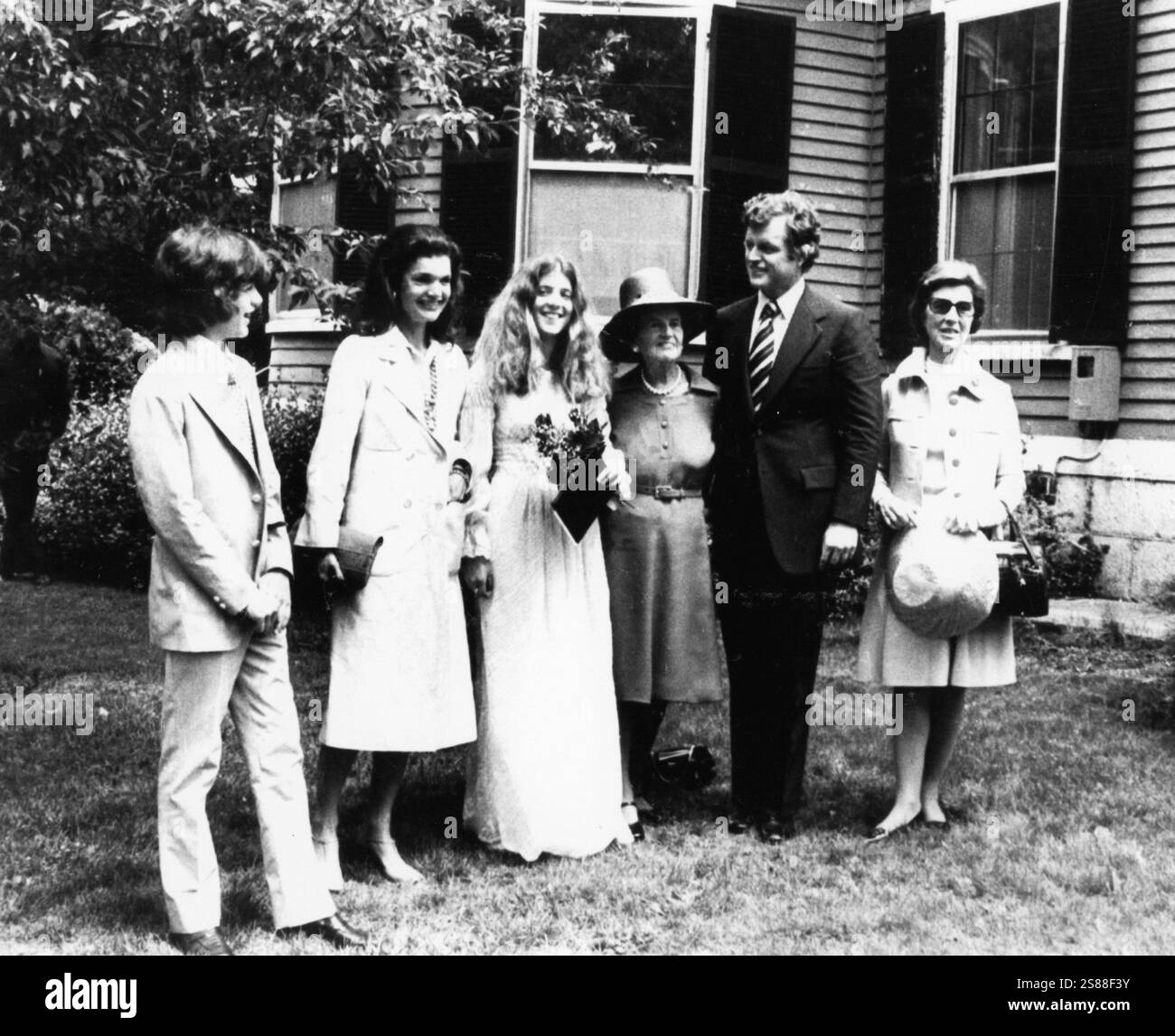 Anni '60 Archivio storico Olycom/Lapresse Caroline Bouvier Kennedy, coniugata Schlossberg (New York, 27 novembre 1957), è un avvocato e diplomatica statunitense, figlia dell'ex Presidente degli Stati Uniti John Fitzgerald Kennedy e della moglie Jacqueline Kennedy Onassis, nonché sorella di John Kennedy Jr. Dal 2022 è ambasciatore degli Stati Uniti in Australia nella foto: Caroline Bouvier Kennedy diploma alla Concord Academy High School. Da sinistra John, Jacquie, Caroline, Rose, Ted e Janet Auchincloss nella foto: Caroline Bouvier Kennedy si diploma alla Concord Academy High School. da sinistra Foto Stock