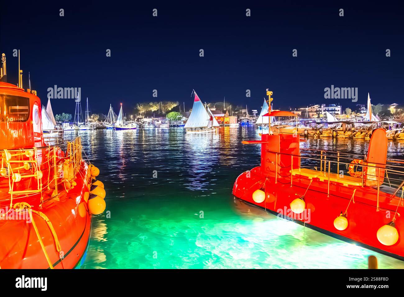 Regata notturna sulle vele storiche di Krk con illuminazione e fuochi d'artificio, isola di Krk, Croazia Foto Stock