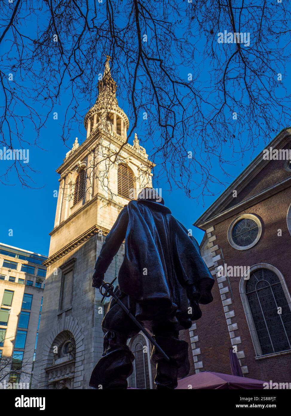 Statua del capitano John Smith e della Cockney Church, St Mary-le-Bow, la città di Londra, Londra, Inghilterra, Regno Unito, Gran Bretagna. Foto Stock