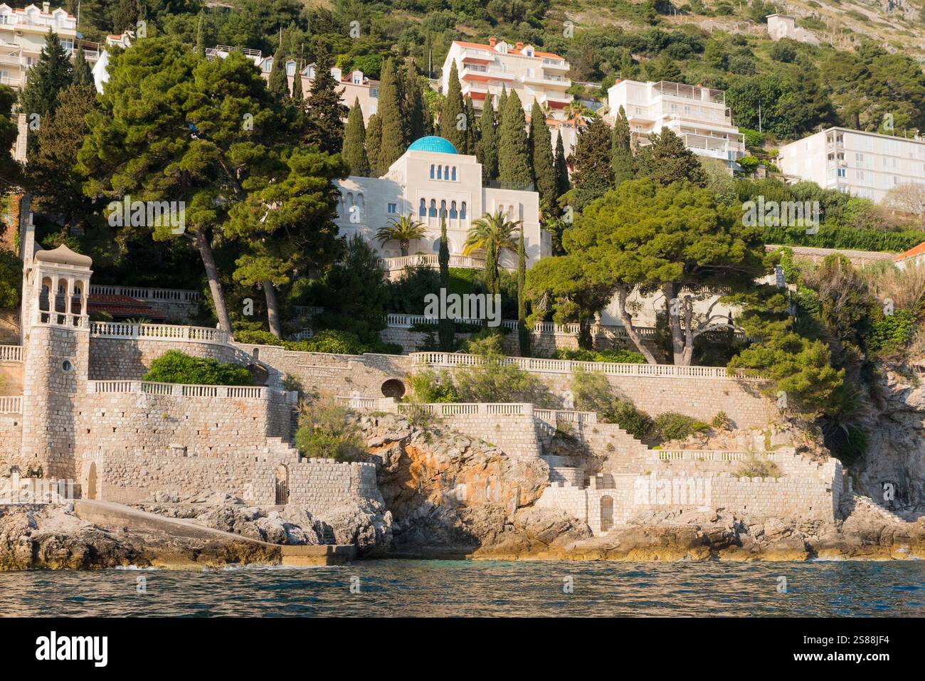 Villa Sheherezade Hotel in stile Art Deco, con suggestiva cupola blu/cupola turchese, si affaccia sul mare dalla costa adriatica di Dubrovnik, Croazia. (138) Foto Stock