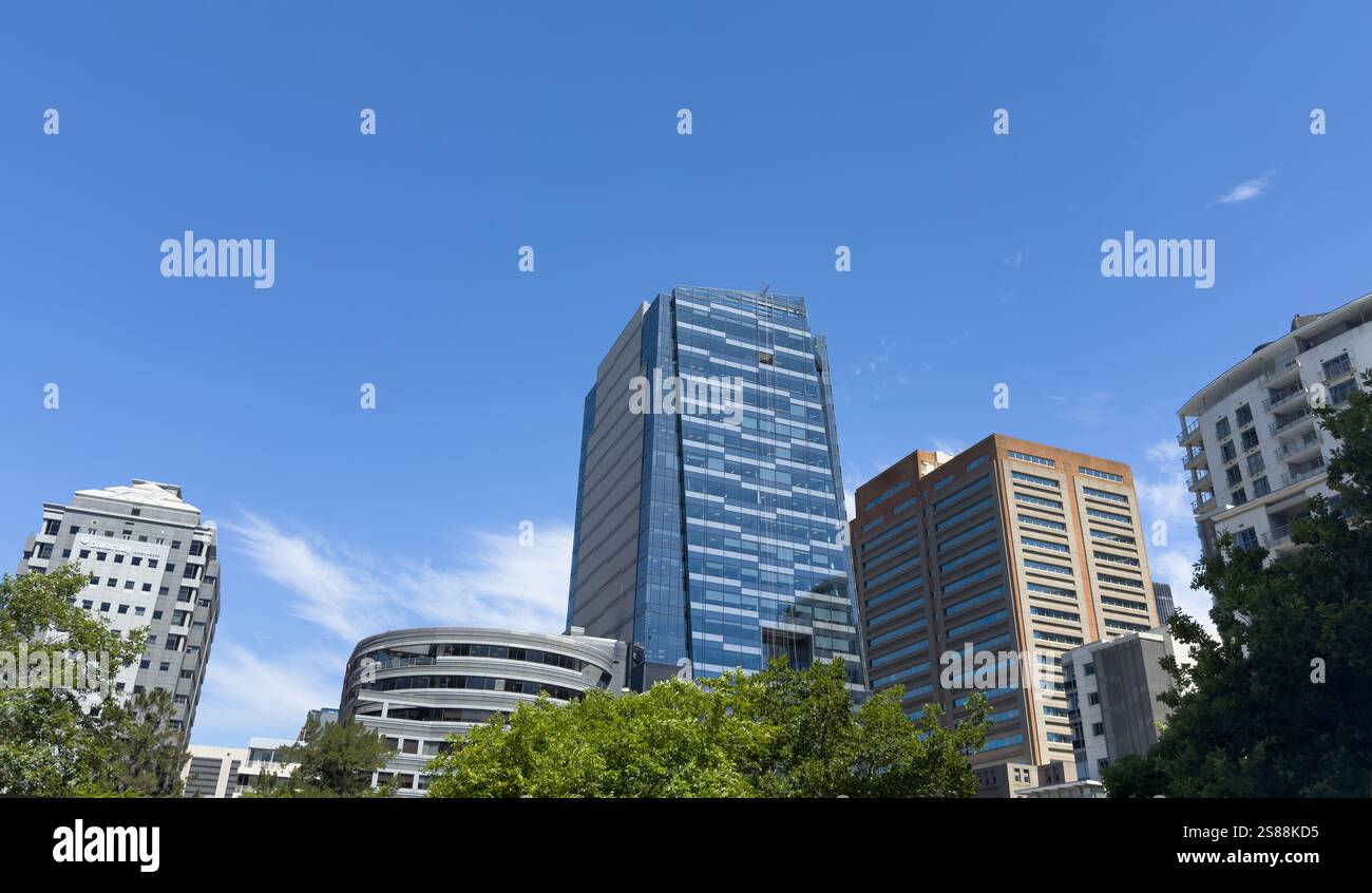 Città del Capo grattacieli contro il cielo blu, alti edifici di uffici, giorno di sole. Sudafrica Foto Stock