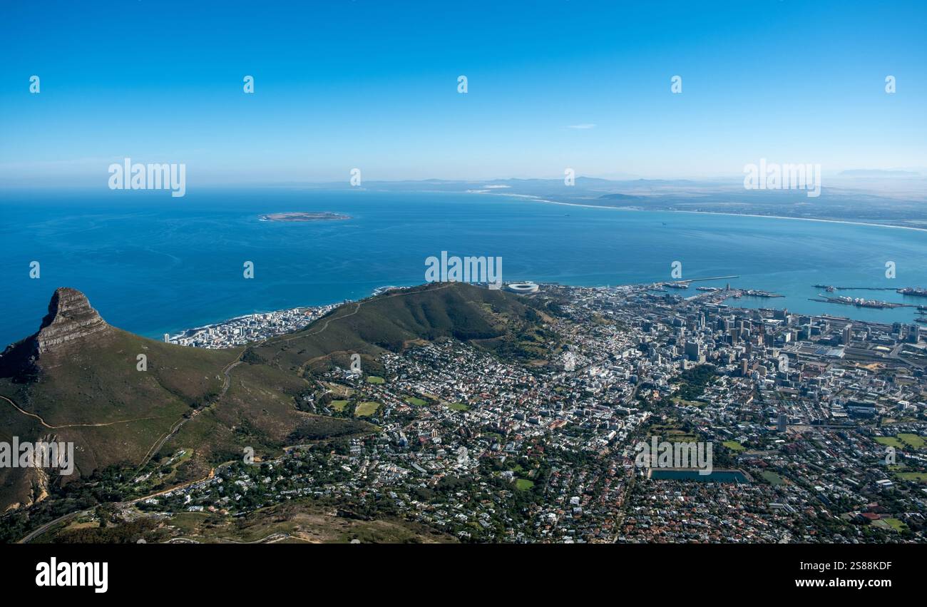 Vista aerea della città del Capo dalla stazione della funivia di Table Mountain, cielo blu Foto Stock