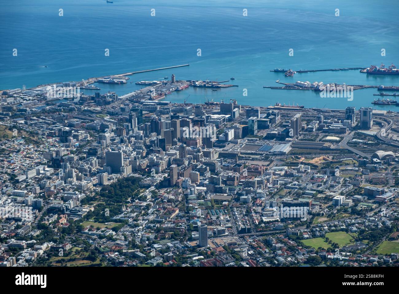 Vista aerea della città del Capo dalla stazione della funivia di Table Mountain, cielo blu Foto Stock