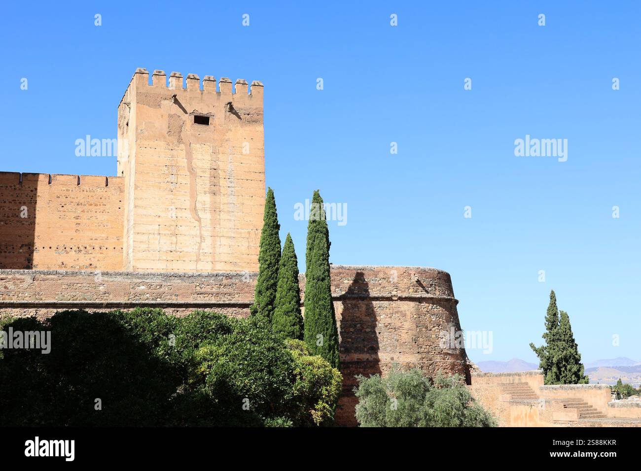 Vista delle mura dell'Alcazaba dell'Alhambra nella città spagnola di Granada, Andalusia, Spagna Foto Stock