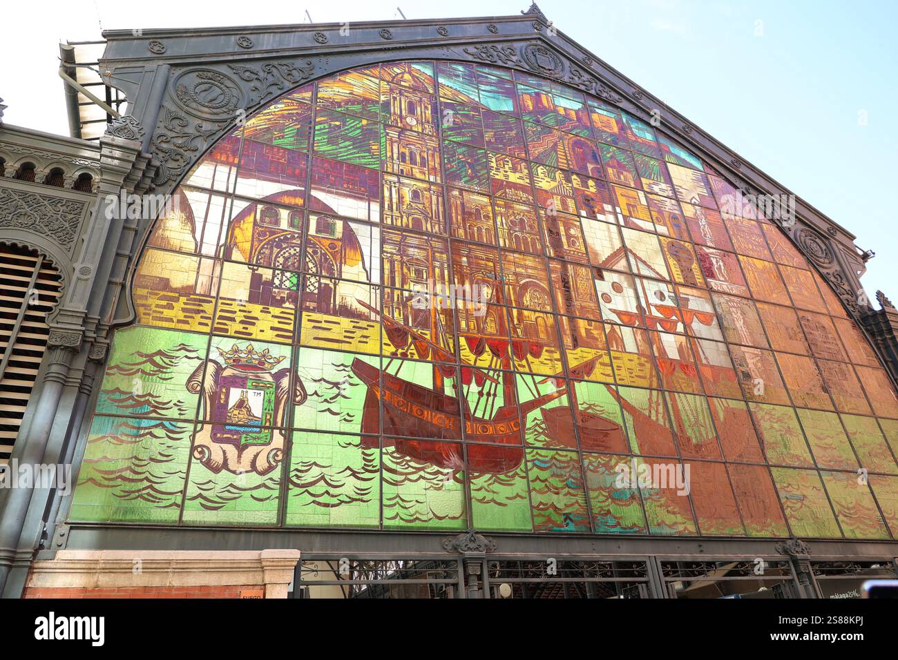 Facciata in vetro dipinto dell'edificio Mercado Central de Atarazanas nella città vecchia di Malaga, Andalusia, Spagna Foto Stock