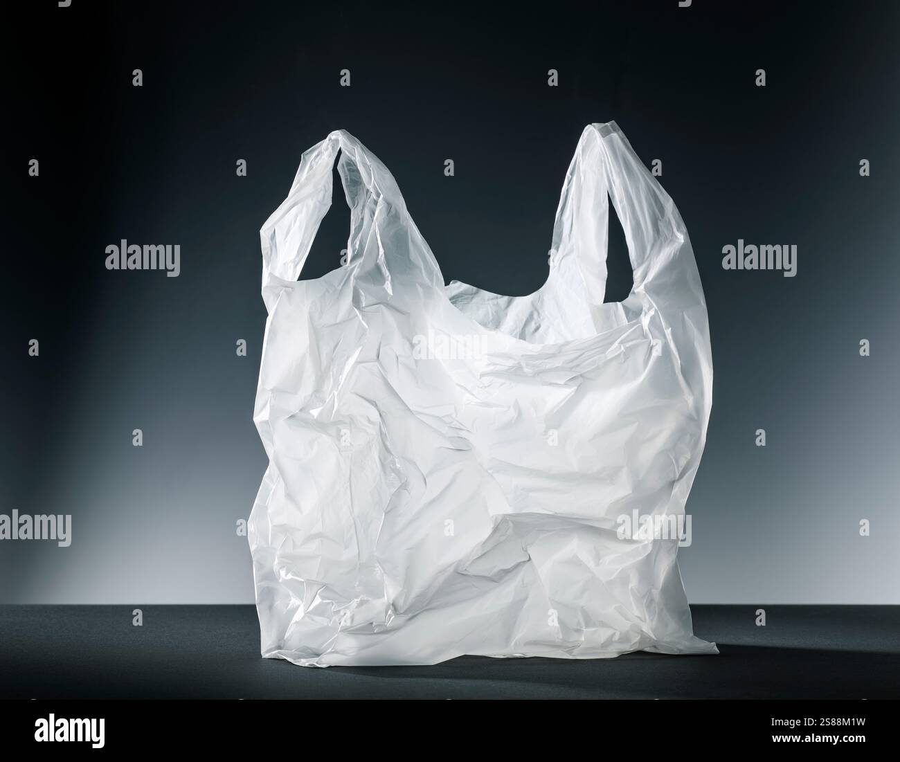 Sacchetto di plastica bianco su sfondo scuro Foto Stock