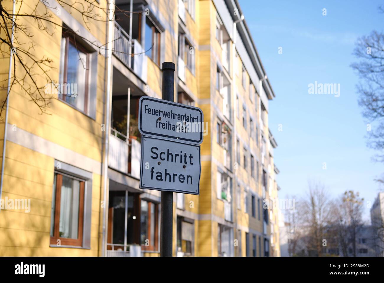 Schilder Feuerwehranfahrt freihalten und Schritt fahren Schilder Feuerwehranfahrt freihalten und Schritt fahren im Einfahrtsbereich eines Wohnblocks * Foto Stock