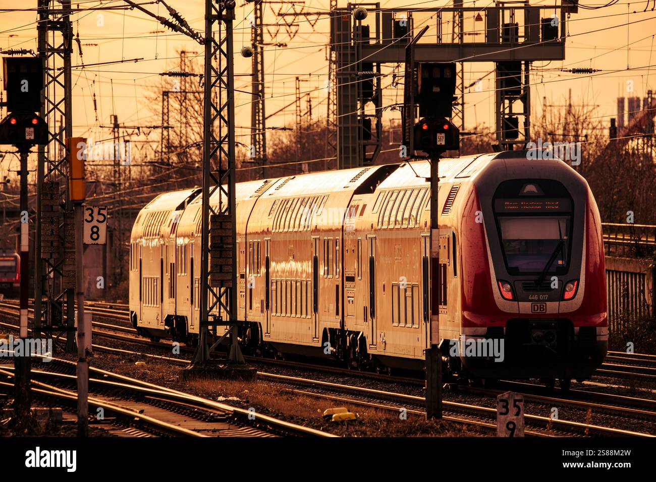 Treno regionale vicino alla stazione centrale di Francoforte Foto Stock