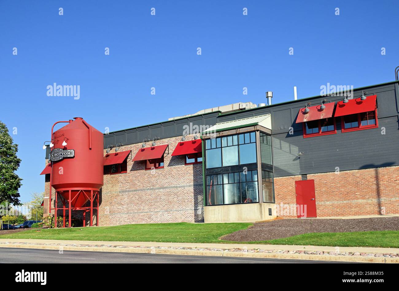 Warrenville, Illinois, Stati Uniti. Un ristorante Rock Bottom e birreria informale situato in un'isola all'aperto presso un centro commerciale suburbano di Chicago. Foto Stock