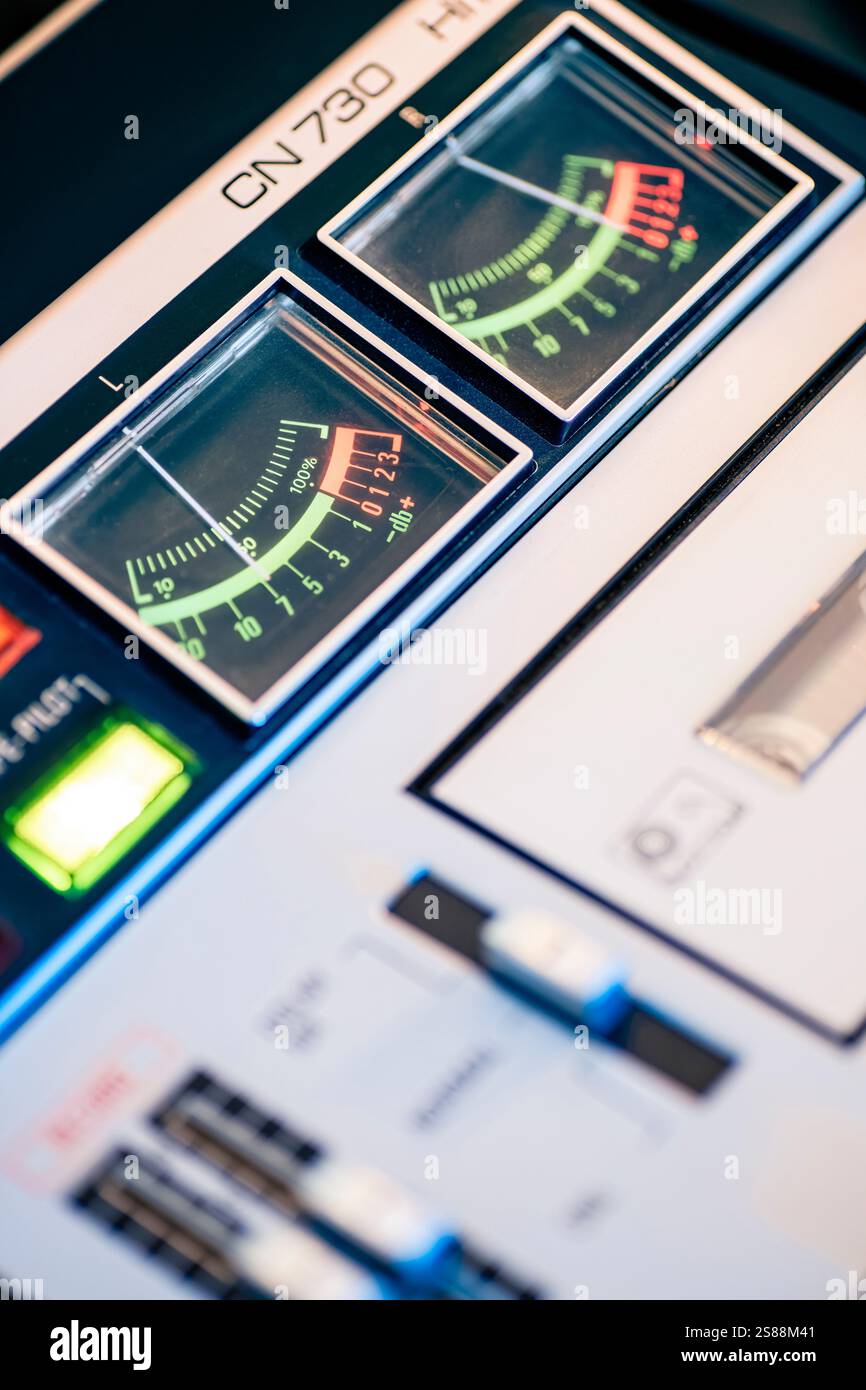 Registratore a cassette degli anni '70 con due grandi vu-metri Foto Stock