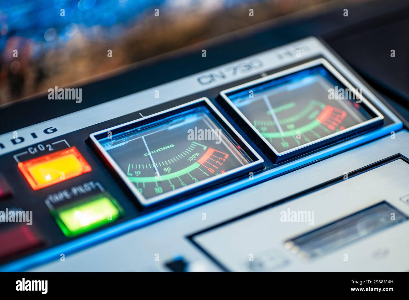 Registratore a cassette Grundig degli anni '70 con due grandi vu-metri Foto Stock