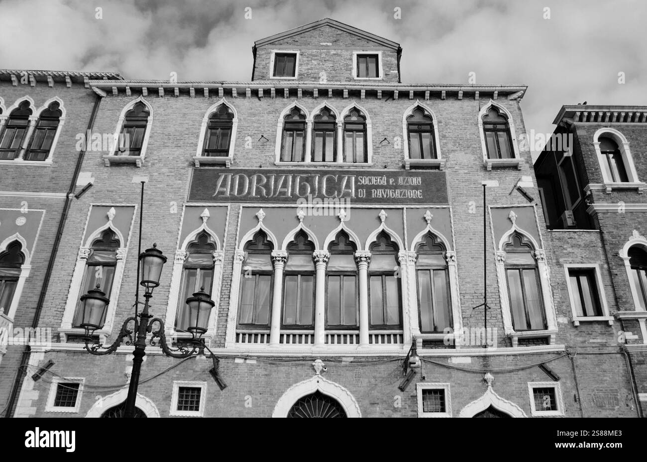 Venezia, Italia, - 15 febbraio 2015: Edificio storico della compagnia Adriatica Societa di navigazione di trasporto merci e passeggeri. Foto in bianco e nero Foto Stock