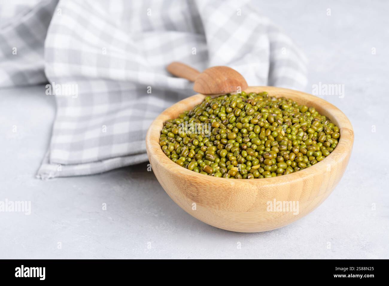 Fagioli di mughetto in una ciotola su sfondo chiaro. Proteina sana a base vegetale, ingrediente di cottura sano per ricette vegane e diete vegetariane, primo piano Foto Stock