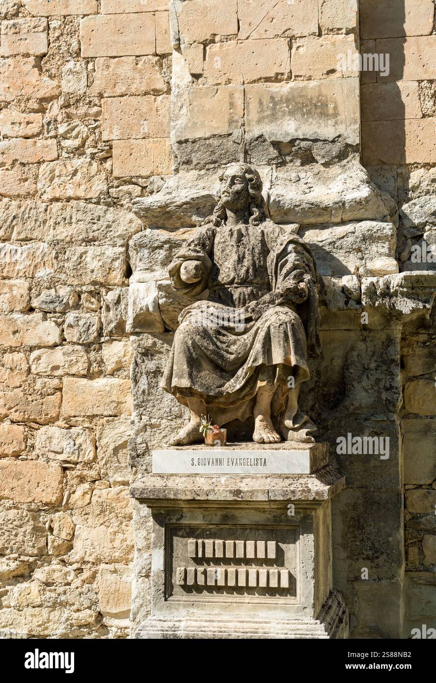 Scultura di San giovani Evangelista all'esterno della Chiesa di San Giacomo Apostolo nei Giardini Ibleo di Ragusa Ibla, Sicilia Foto Stock