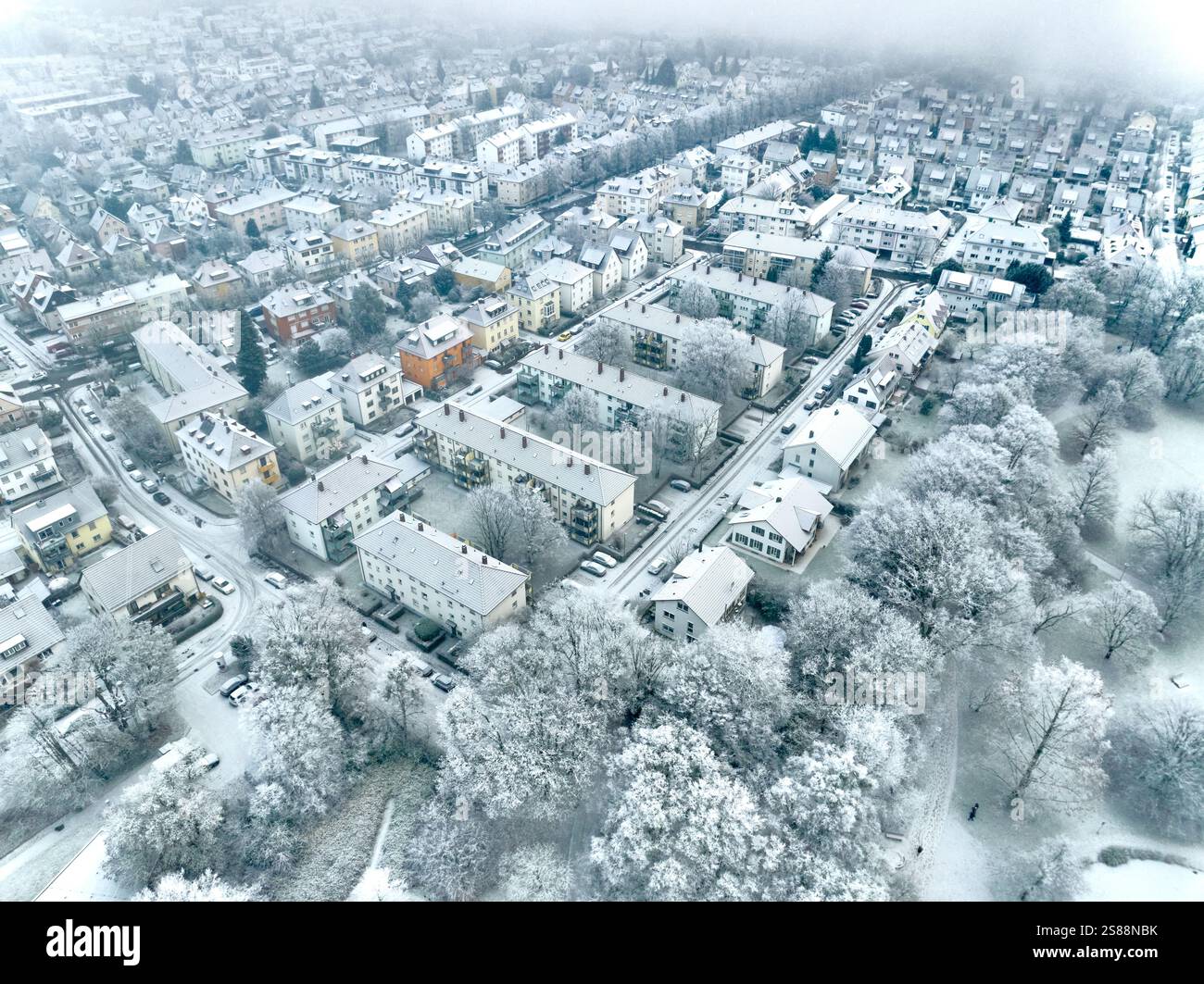 Foto aerea di una zona innevata con edifici residenziali nella città di Kornwestheim nel Baden-Wuerttemberg, Germania Foto Stock