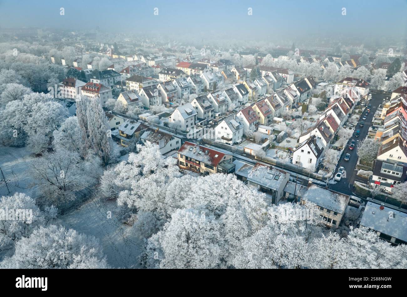 Foto aerea di una zona innevata con edifici residenziali nella città di Kornwestheim nel Baden-Wuerttemberg, Germania Foto Stock
