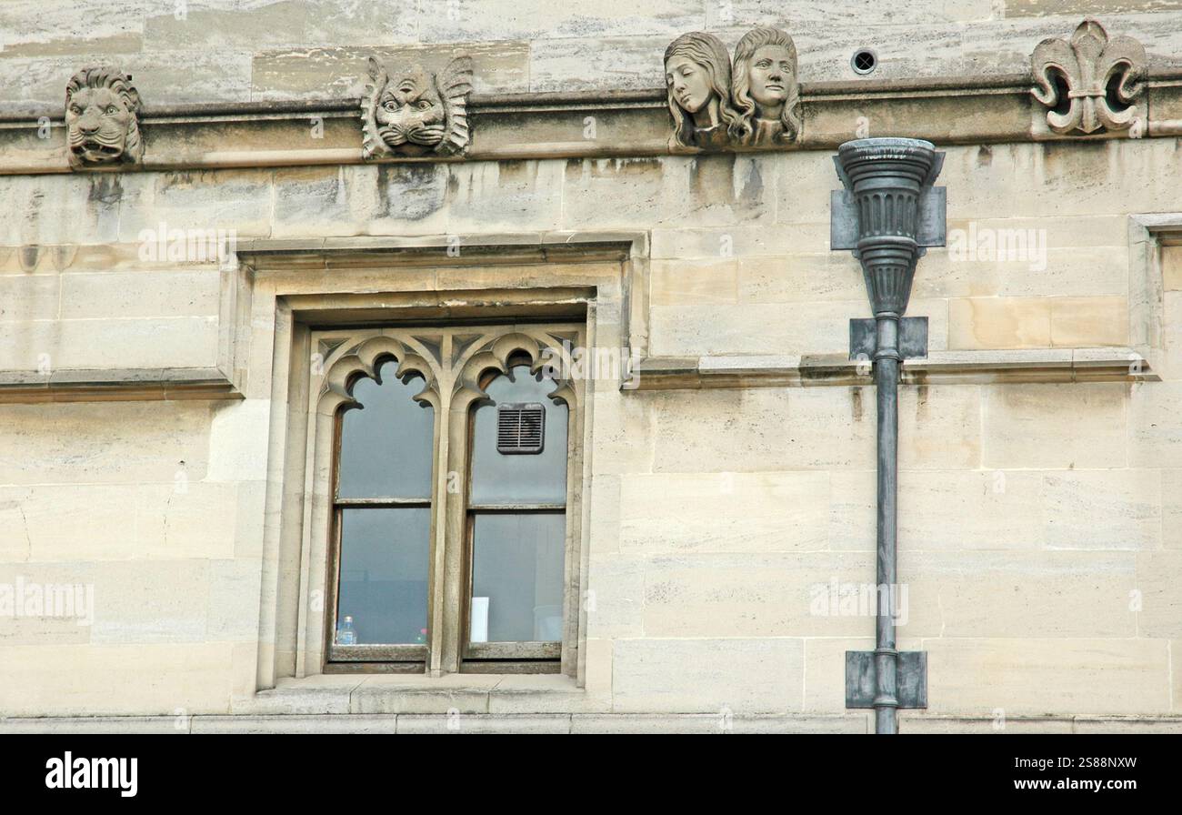 Fuoriserie e gargoyle al Maudlin College di Oxford. Foto Stock