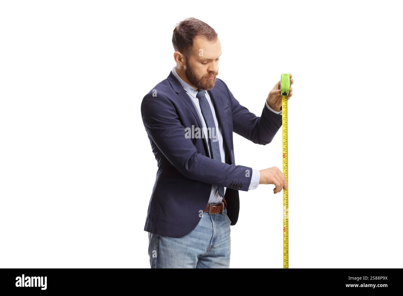 Uomo che utilizza un metro a nastro in acciaio isolato su sfondo bianco Foto Stock