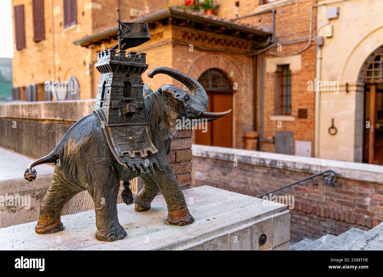 Una statua in bronzo di un elefante con una torre, simbolo della Contrada Torre in via di Salicotto, Siena, Toscana, Italia. Foto Stock