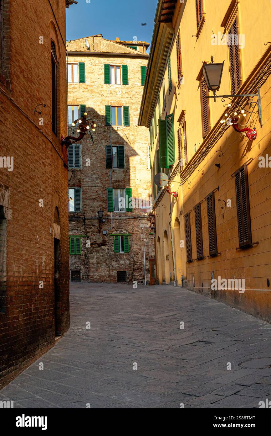 Un cortile con il sole del tardo pomeriggio, Siena, Italia Foto Stock