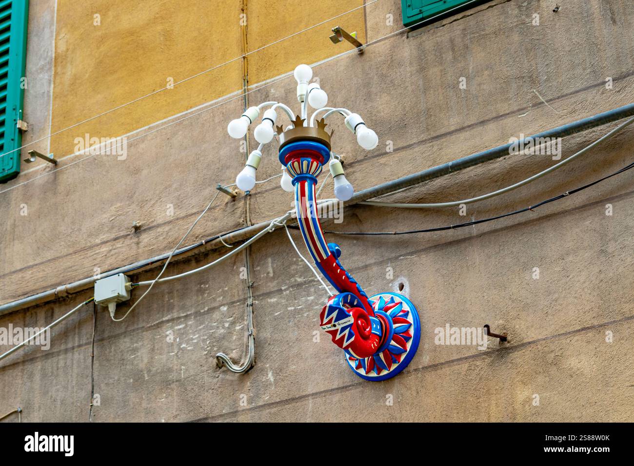Un lampione decorativo che rappresenta la Contrada della lumaca, Contrada Chiocciola su un muro di strada a Siena, Italia Foto Stock