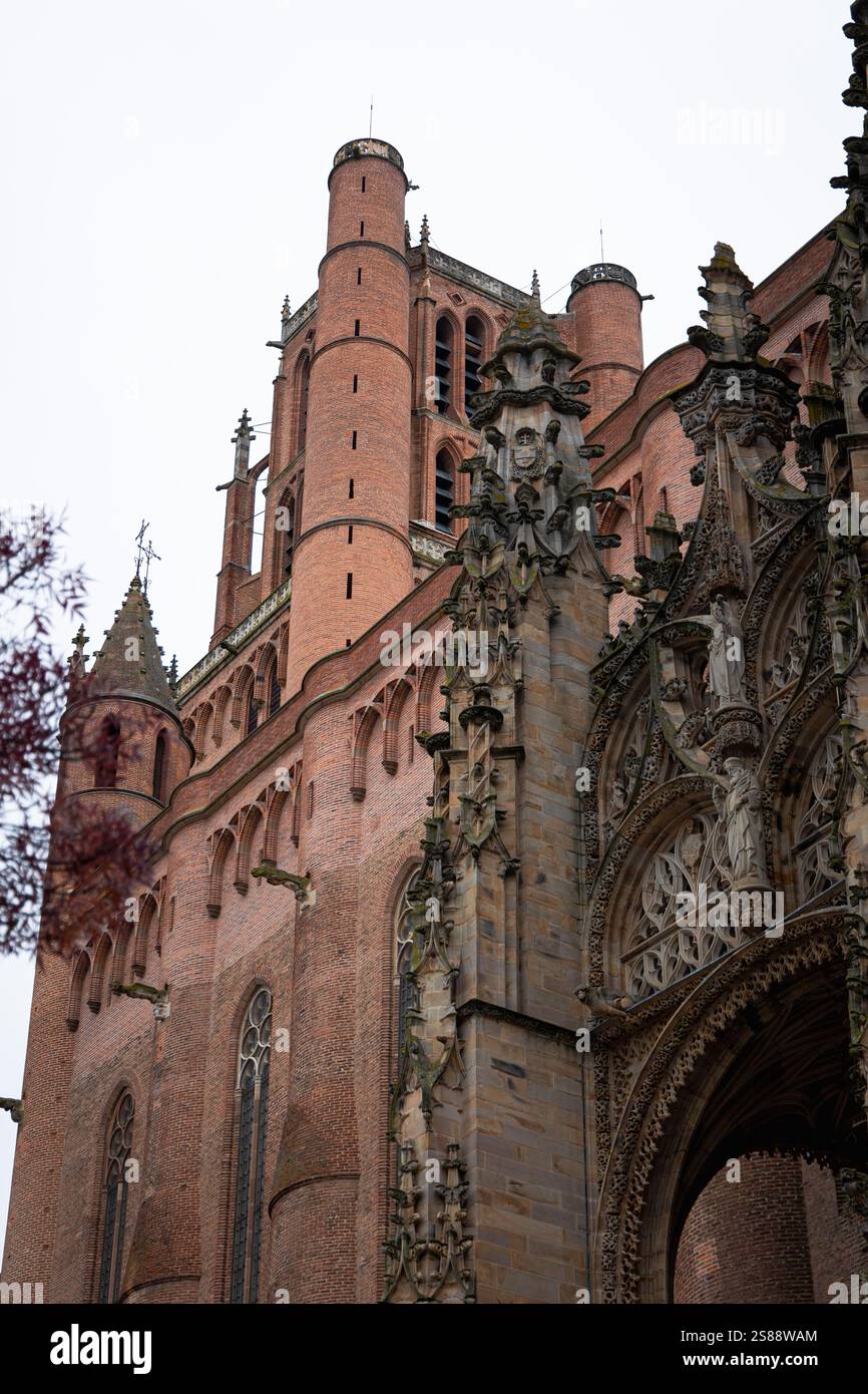 Primo piano dell'iconica cattedrale di Sainte-Cecile ad Albi, Occitanie, Francia, evidenziando i suoi intricati dettagli gotici e l'enorme struttura in mattoni rossi. Foto Stock