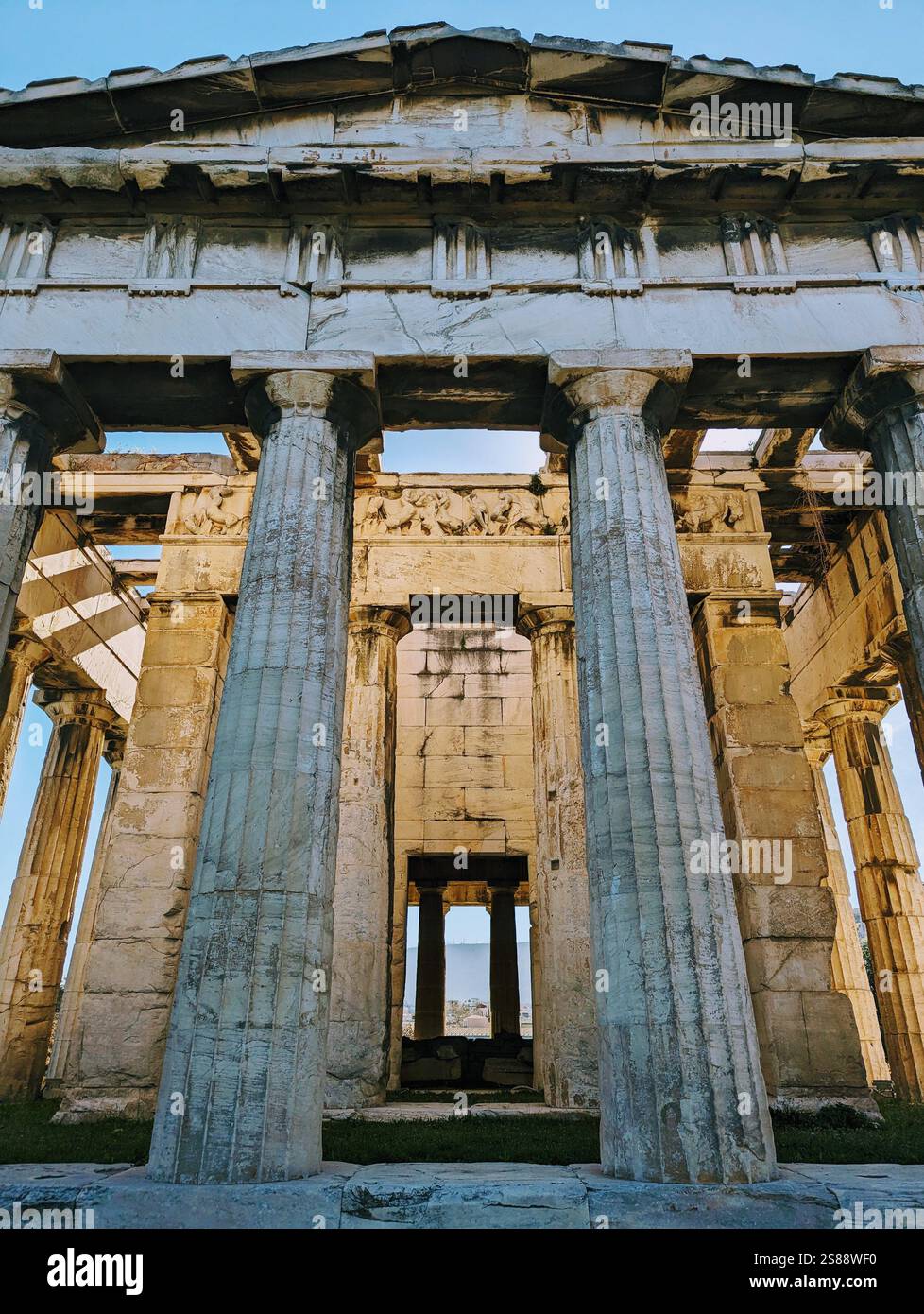 La bellezza senza tempo dell'antica Grecia: Colonne doriche in piedi forti, che riecheggiano la storia e la mitologia nel cuore di Atene. - Immagine stock catturata con smartphone