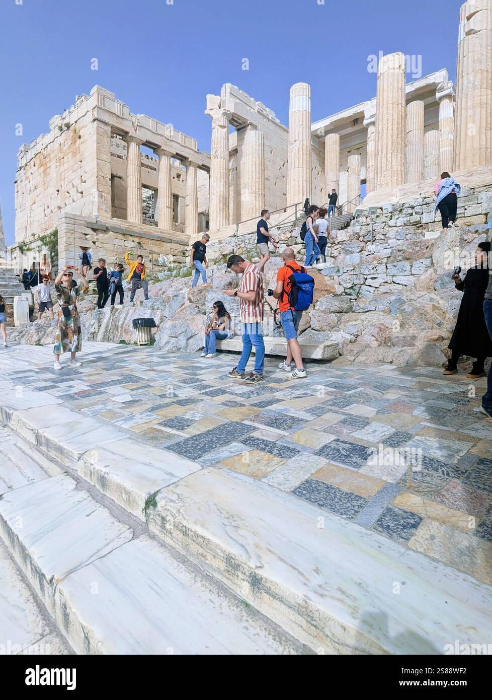 Esplorando le antiche rovine dell'Acropoli, dove la storia incontra le orme moderne su marmo senza tempo. - Immagine stock catturata con smartphone
