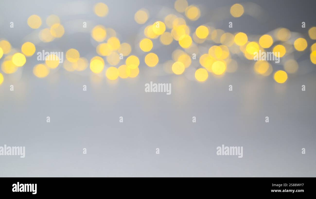 Luci dorate astratte di sfondo blu con bokeh e luci natalizie illuminate per il nuovo anno. Foto Stock