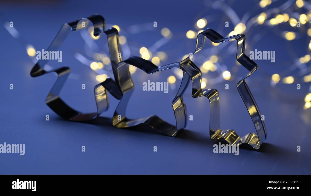 Angelo con stelle davanti alle luci di Natale sfondo bokeh per Natale. Foto Stock