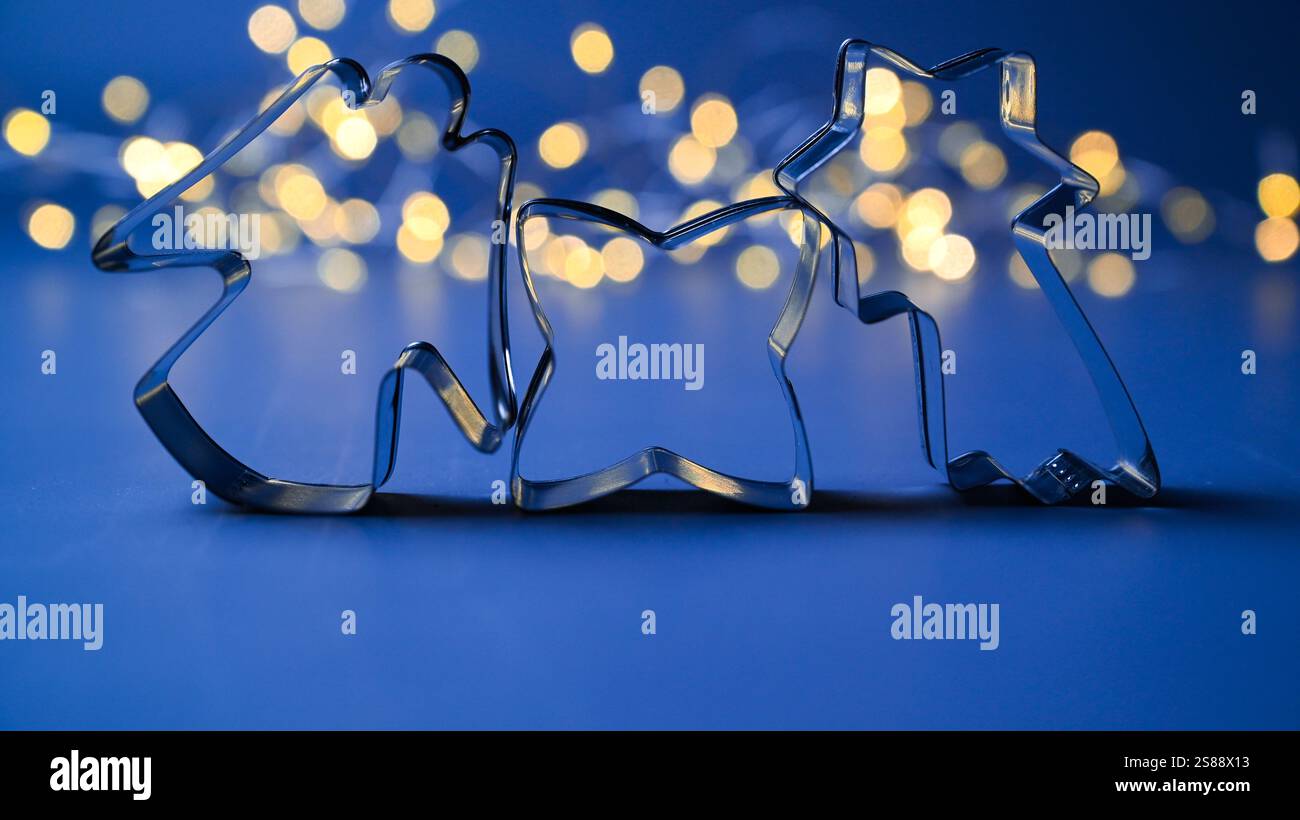 Angelo con stelle davanti alle luci di Natale sfondo bokeh per Natale. Foto Stock