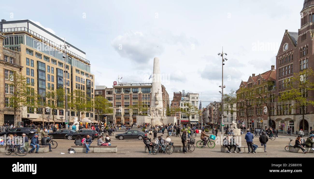 Persone su Piazza Dam, con il monumento nazionale, nel centro di Amsterdam. Foto Stock
