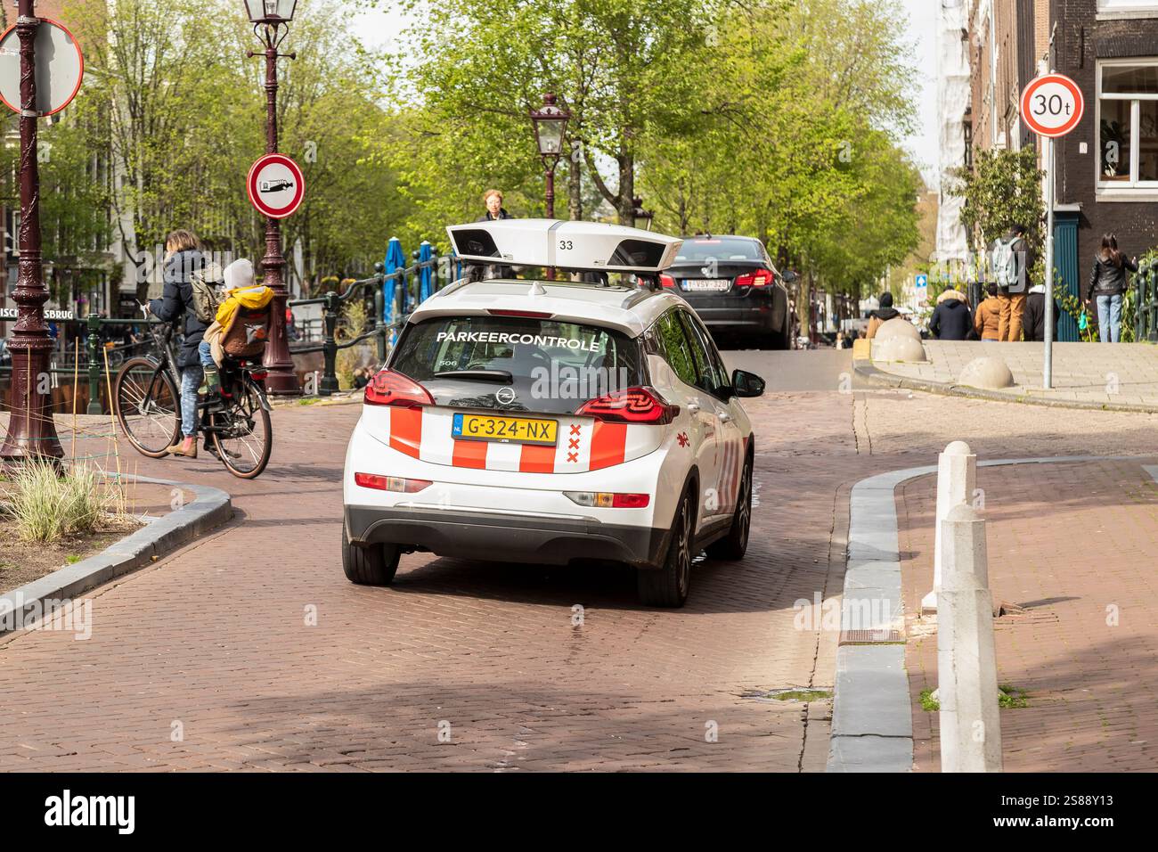 Addetti al parcheggio mobili sui canali di Amsterdam. Foto Stock