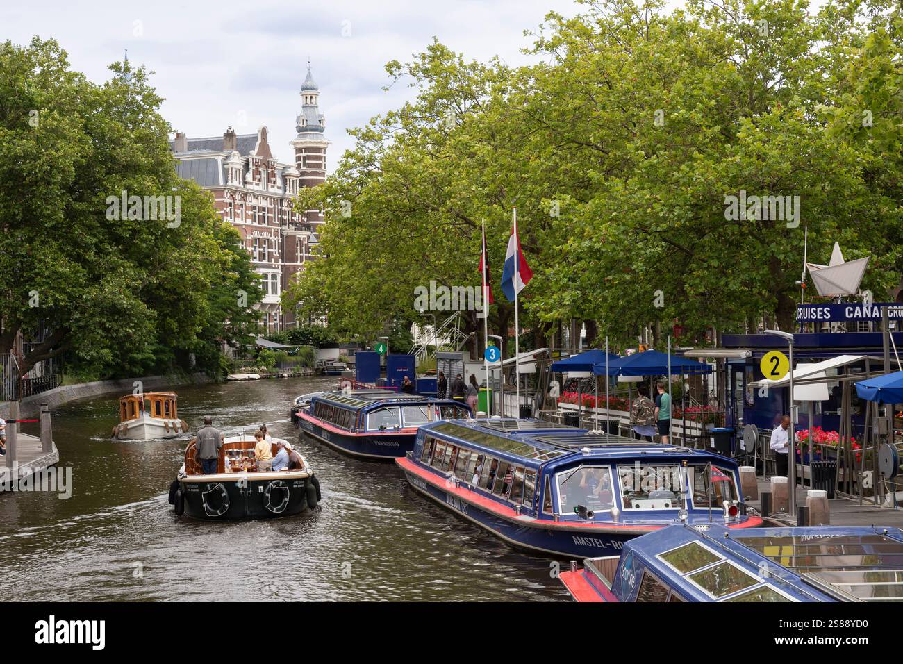 Punto d'imbarco per una crociera sui canali nel centro di Amsterdam. Foto Stock